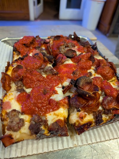 Vehicle City Pizza food truck in Flint