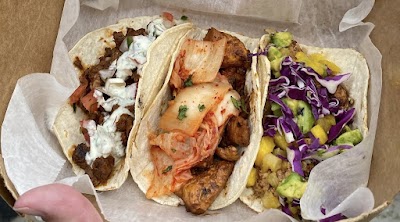 Nibbles n' Noms food truck in Storrs