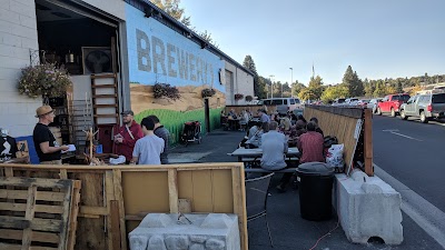 Trailside Taproom by Paradise Creek Brewery food truck in Pullman