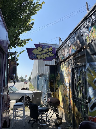 Zees Munchies Truck food truck in Oakland