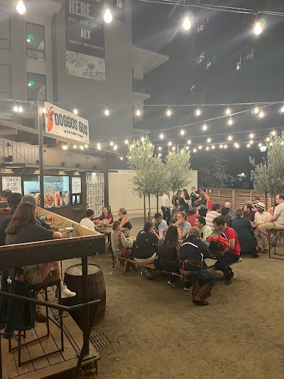 Doggos Gus food truck in San Diego