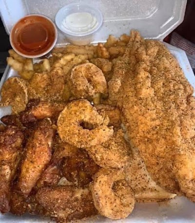 Wingz On Wheelz food truck in Des Moines