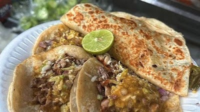 Tacos La Carreta food truck in Long Beach
