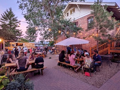 Bunk+Brew Backyard (Food Carts, Craft Beer, Live Music) food truck in Bend
