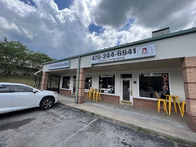 Hotboxx Woodfire Pizza & Pub food truck in Eureka Springs