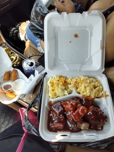 Grub N Stuff food truck in Kalamazoo
